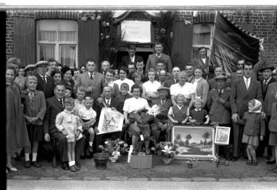 Kampioenviering vinkenzetting Sint-Jansvrienden: groepsfoto met kampioen, Izegem 1957