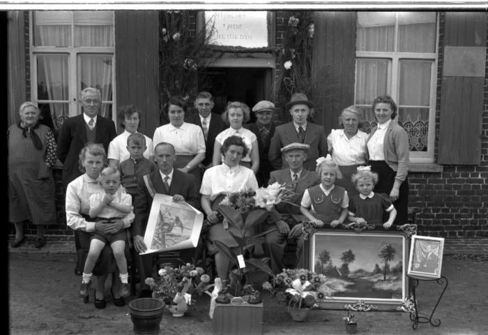 Kampioenviering vinkenzetting Sint-Jansvinken: familiefoto met kampioen Vanhaecke, Izegem 1957