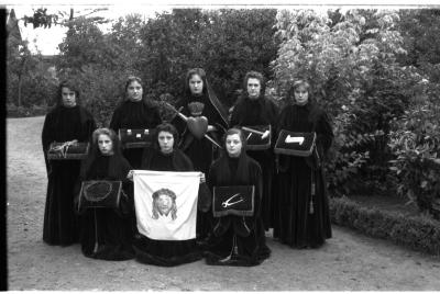Acht meisjes van school Avé Maria poseren vóór de processie, Izegem 1957