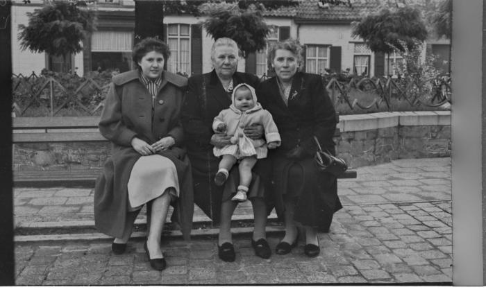 Vrouwelijk viergeslacht Verhelle, Izegem 1957