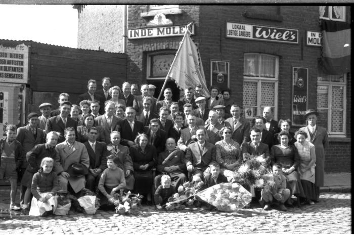 Kampioenviering vinkenzetting: groepsfoto van de  'De Lustige Zangers', Izegem 1957