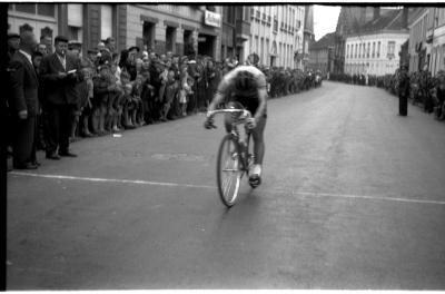 Wielerwedstrijd in Gentstraat: Romain Deloof wint, Izegem 6 september 1957