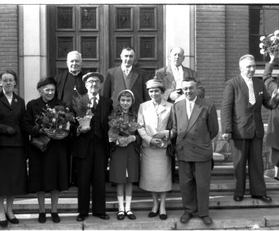 Jubilarissen op stoep voor gemeentehuis, Emelgem 1957