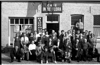 Groepsfoto café 'In de Flora', Izegem 1957