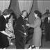 Fotoreportage van een toneelspel: Roger krijgt bloemen en een beeldje (respectievelijk van Annie en Margarite), Izegem 1957