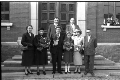 Een koppel jubilarissen op stoep gemeentehuis, Emelgem 1957