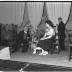 Fotoreportage van een toneelspel: 3 scènes uit toneelstuk, Izegem 1957