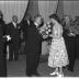 Fotoreportage van een toneelspel: Roger krijgt bloemen en een beeldje (respectievelijk van Annie en Margarite), Izegem 1957