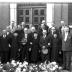 Drie koppels jubilarissen poseren op stoep gemeentehuis, Emelgem 1957