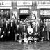 Groepsfoto café 'Tourist', Izegem 1957