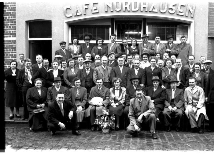 Groepsfoto café 'Nordhausen', Izegem 1957