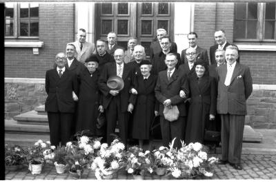 Drie koppels jubilarissen poseren op stoep gemeentehuis, Emelgem 1957
