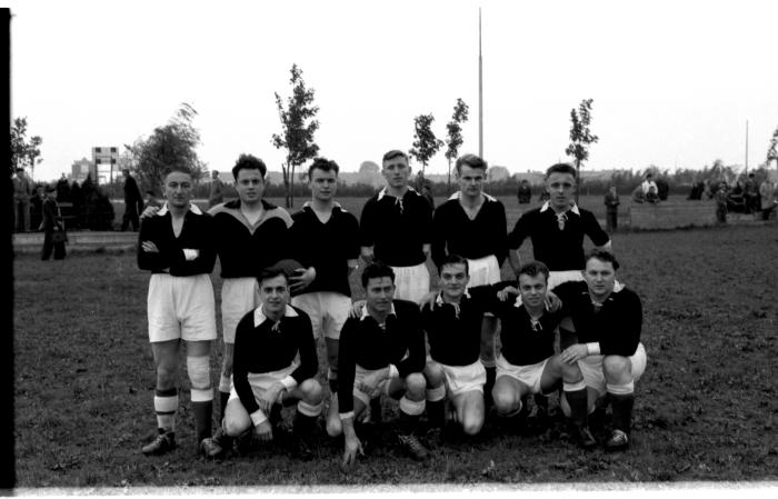 Groepsfoto voetbalploeg Sk Dekimpe, Izegem 1957