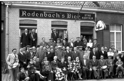 Kampioenviering café 'Stad Kortrijk': groepsfoto,  Izegem 1957