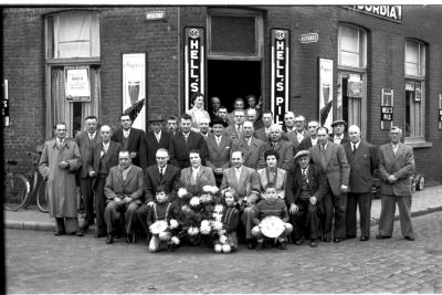 Kampioenviering café 'Het Nieuw Stadium': groepsfoto, Izegem 1957