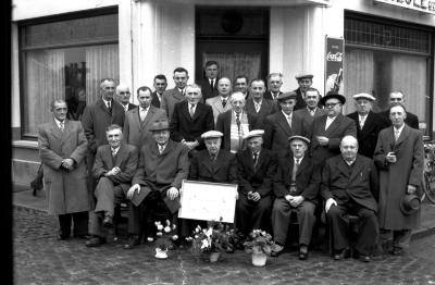 Café 'Sportief': groepsfoto met kampioen duivenmelkers, Izegem 1957