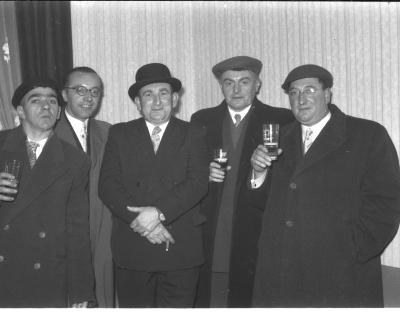 Café 'Sportvriend': 5 bestuursleden van 'De Ware Kaarters' poseren, Izegem 1957