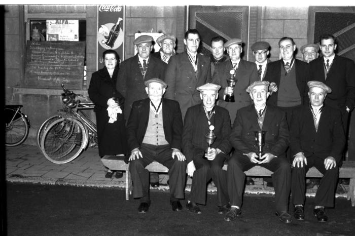 Kampioenen duivenclub "De Duivenwacht" worden gehuldigd, Lendelede, 1959