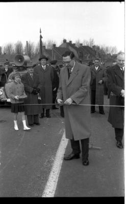 Inhuldiging Centrumbrug,Vice president knipt lint, Ingelmunster 1957