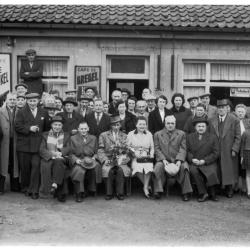 Café 'De Krekel': groepsfoto, Izegem 1957