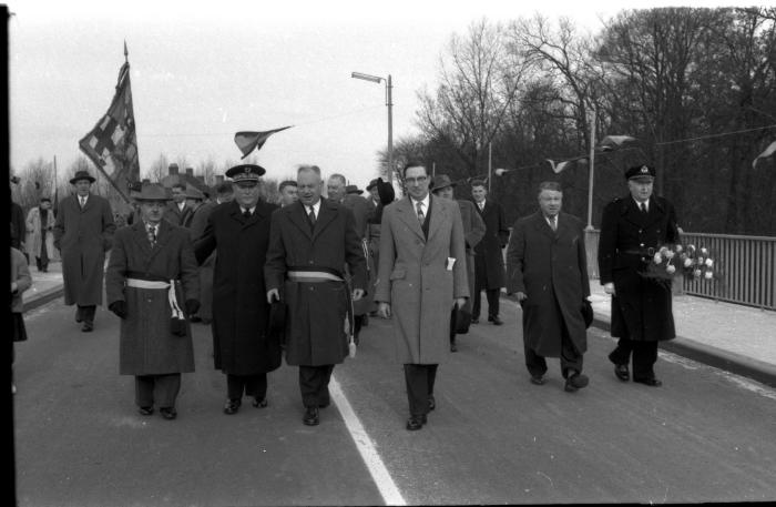 Inhuldiging Centrumbrug: personaliteiten wandelen over opengestelde brug, Ingelmunster 1957
