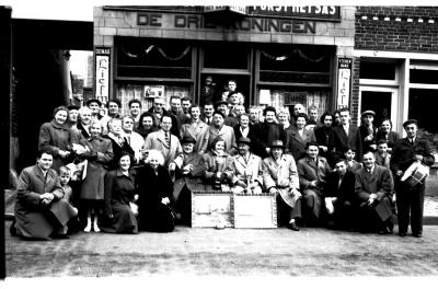 Café 'De Drie Koningen': kampioenenviering, Izegem 1957