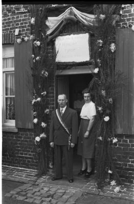 Kampioenviering vinkenzetting Sint-Jansvinken: kampioen Vanhaecke met vrouw aan deur, Izegem 1957