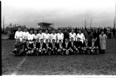 Spelers voetbalploegen Wap SP-Driegelinck poseren, Izegem 1957