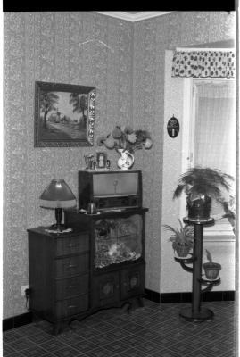 Interieur van woonhuis: kast met radio, Izegem 1957