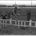Fotoreportage atletiekwedstrijd: Herman en Leenaerts in actie, Izegem 1957