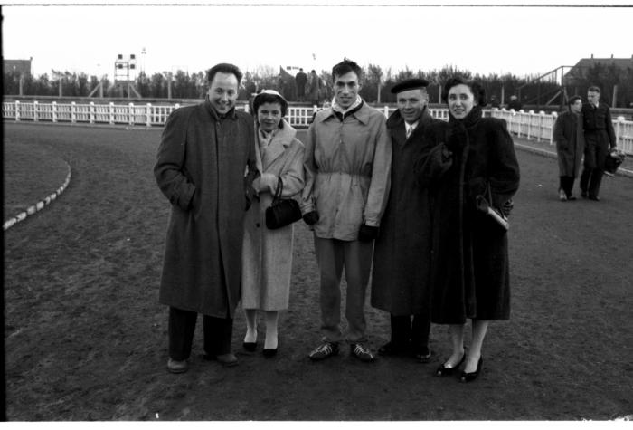 Fotoreportage atletiekwedstrijd: Vanderhoeven, Feys en Werbrouck poseren, Izegem 1957