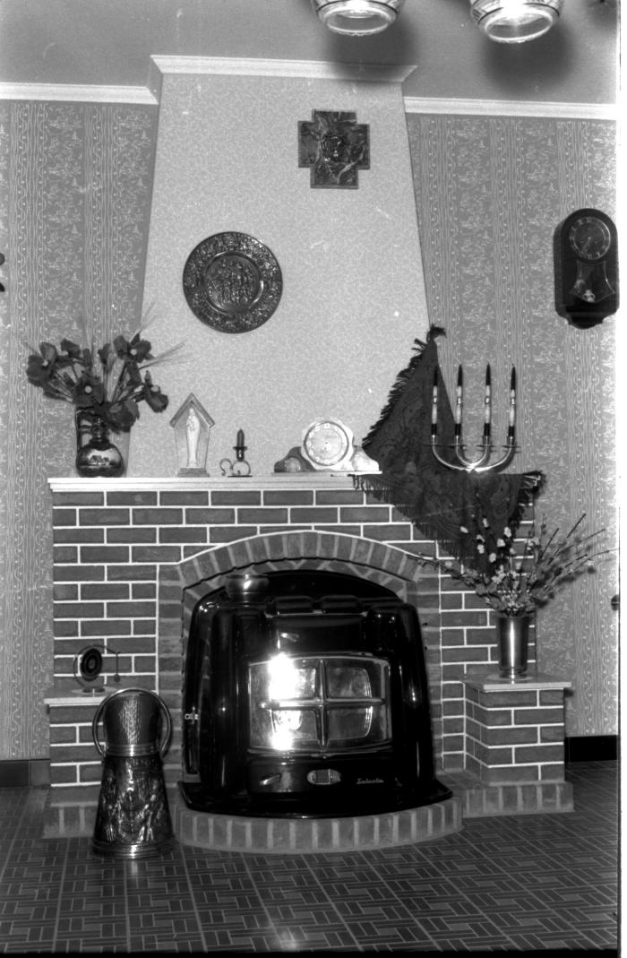 Interieur van woonhuis: schouw, Izegem 1957