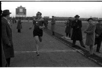 Fotoreportage atletiekwedstrijd: Leenaerts is winnaar, Izegem 1957