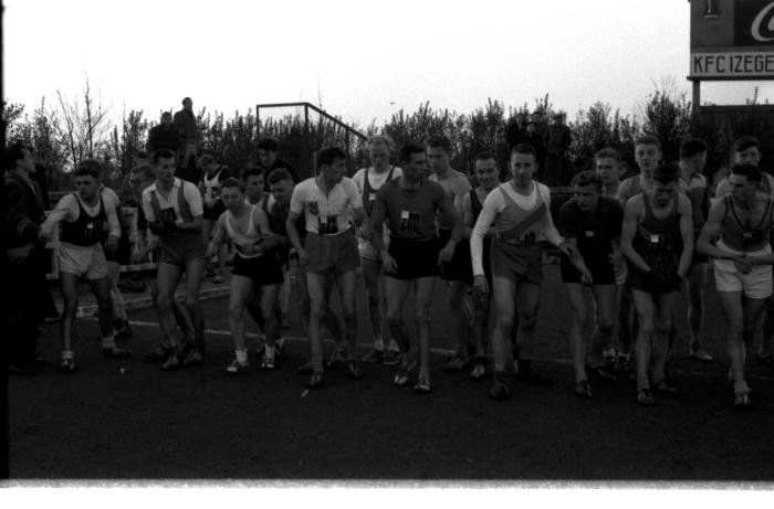 Fotoreportage atletiekwedstrijd: atleten aan startlijn, Izegem 1957