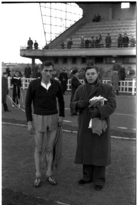 Fotoreportage atletiekwedstrijd: Vanderhoeven met verzorger, Izegem 1957