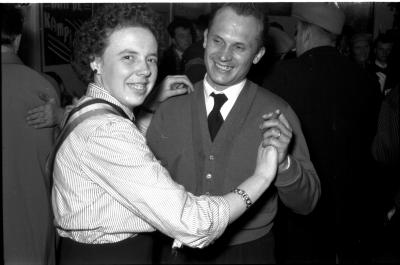 Kampioenviering café 'De Nieuwe Herder': Yvette danst met echtgenoot, Izegem 1957