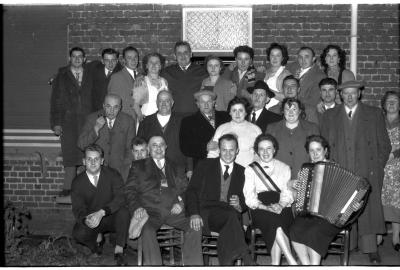 Kampioenviering café 'De Nieuwe Herder': groepsfoto met kampioene Yvette, Izegem 1957
