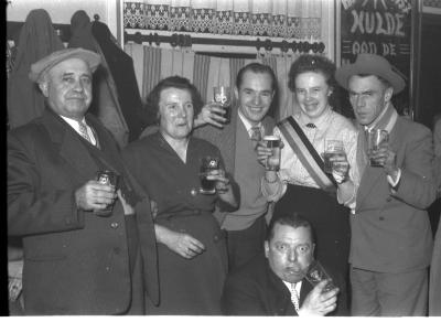 Kampioenviering café 'De Nieuwe Herder': heildronk met kampioene Yvette, Izegem 1957