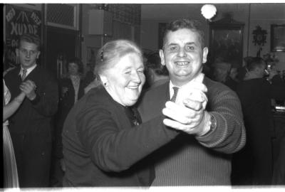  Kampioenviering café 'De Nieuwe Herder': moeder danst met Michel Parmentier, Izegem 1957