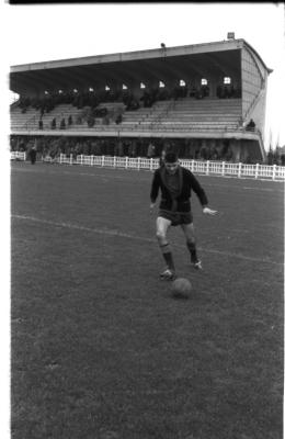 Voetbalmatch FC Izegem - AC La Louvière: actie van D. Deprez, Izegem 1957