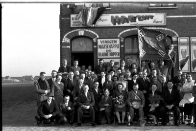 Kampioenviering kaartclub café 'De Koekoek': groepsfoto 'manillers', Izegem 1957