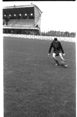 Voetbalmatch FC Izegem -AC La Louvière: spelers in actie, Izegem 1957