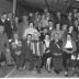 Kampioenviering kaartclub café 'Vlasnijverheid': groepsfoto,  Izegem 1957