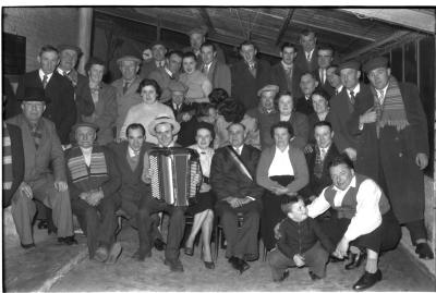 Kampioenviering kaartclub café 'Vlasnijverheid': groepsfoto,  Izegem 1957