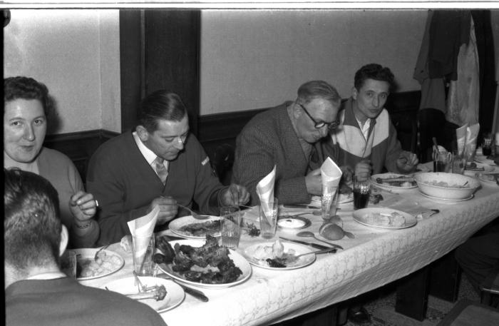 Kampioenviering boogschutters café 'Stad Kortrijk': Paul B aan feesttafel, Izegem 1957 
