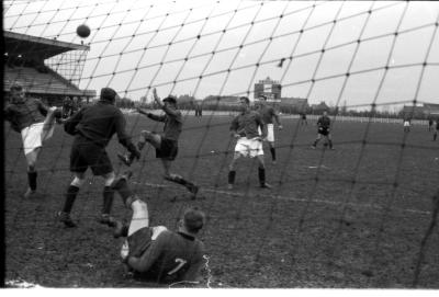 Voetbalmatch FC Izegem - AC La Louvière: Vanderheeren in goal, Izegem 1957