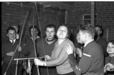 Kampioenviering boogschutters café 'Stad Kortrijk': Yvonne in actie, Izegem 1957 