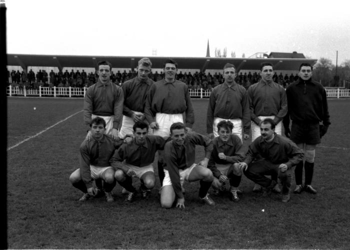 Voetbalploeg AC La Louvière: spelers poseren, Izegem 1957