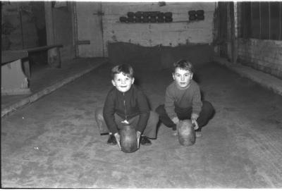 Kampioenviering kaartclub café 'Vlasnijverheid': 2 jongetjes poseren in bolletra, Izegem 1957