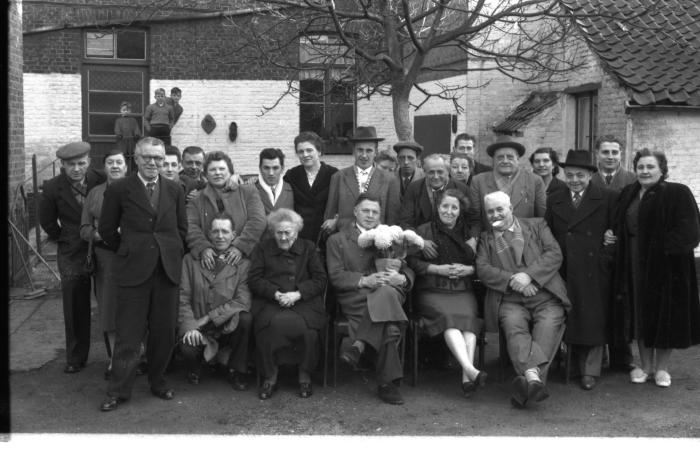 Café 'Tango' sluit: groepsfoto, Izegem 1957